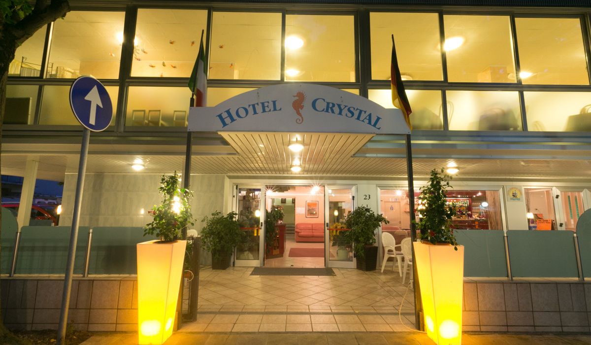 Swimming pool and parking Hotel Crystal a Rimini